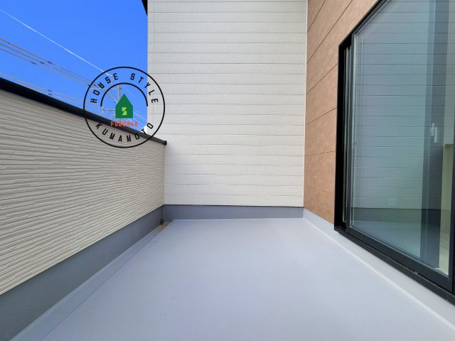 熊本市中央区帯山7丁目第1-2棟（2号棟）　のバルコニー|風をしっかりと感じられるバルコニーでは、毎日が洗濯日和です。広々としているので洗濯も楽しくなるでしょうし、気分転換にバルコニーからの眺めを楽しむのもいいでしょう。