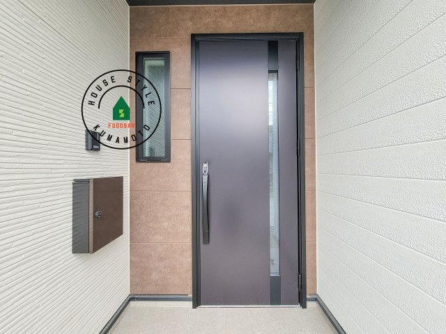 熊本市中央区帯山7丁目第1-2棟（2号棟）　の玄関|おでかけの時も帰った時も、「我が家」を最初に感じでもらえる素敵な空間に。