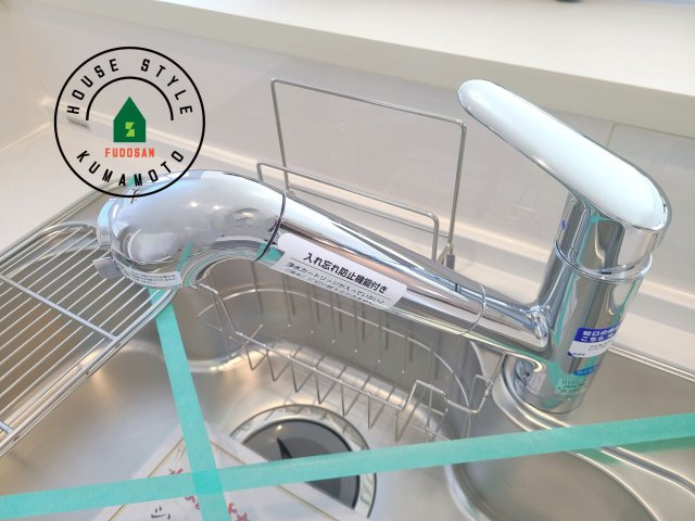 熊本市中央区帯山7丁目第1-2棟（2号棟）　の設備|ヘッドはシャワーや浄水に切り替え可能でノズルが延びる可動式。料理が楽しくなりますね。