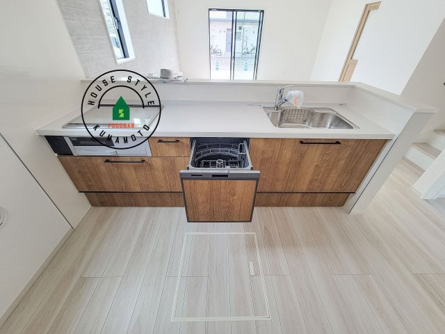 熊本市中央区帯山7丁目第1-2棟（2号棟）　のキッチン|ご家族を近くに感じられる対面キッチンのLDK。会話もはずみそうですね。