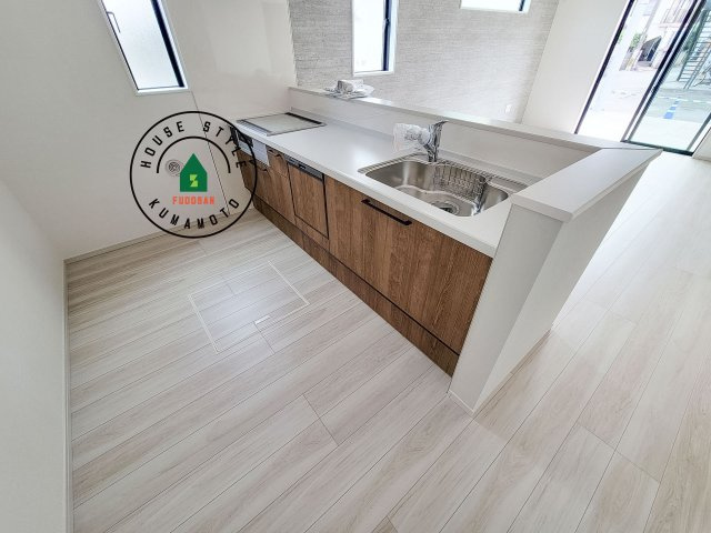 熊本市中央区帯山7丁目第1-2棟（2号棟）　のキッチン|明るいキッチン作業スペースを多くとりました。ご夫婦でキッチンに立っても調理がしやすい広さです。食器類もすっきりと片付く収納は魅力的です。