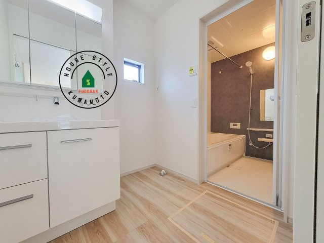 熊本市中央区帯山7丁目第1-2棟（1号棟）　の脱衣所|ゆとりの洗面スペースで朝の身支度もスムーズに。暮らしを快適に変えるシャワー付洗面台です！