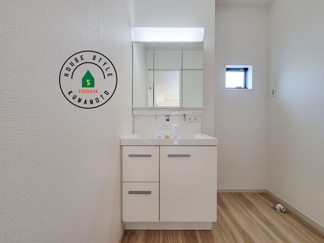 熊本市中央区帯山7丁目第1-2棟（1号棟）　の独立洗面台|毎日使うものだから清潔な空間を保ちたい水回り。洗面にはそんな願いを解消させてくれる収納アイデアが満載です。三面鏡の裏側にはキャビネットが現れ小物から背の高い物まで収納できます。