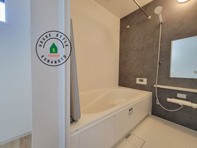 熊本市中央区帯山7丁目第1-2棟（1号棟）　の浴室|1日の疲れを癒してくれる広々バスルーム。雨の日のお洗濯にも大活躍な浴室乾燥機付です！