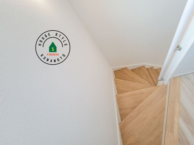 熊本市中央区帯山7丁目第1-2棟（1号棟）　の内装|＜手すり付階段＞手すりがないと階段の昇り降りで危険なことはもちろん、壁に手をつきながら歩くことで壁紙が汚れやすくなります。すべての方に快適に昇り降りしていただくため、手すりを設置しました。