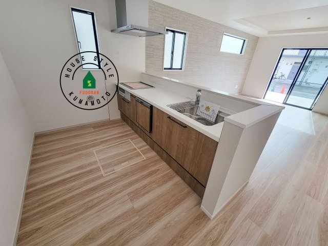 熊本市中央区帯山7丁目第1-2棟（1号棟）　のキッチン|明るいキッチン作業スペースを多くとりました。ご夫婦でキッチンに立っても調理がしやすい広さです。食器類もすっきりと片付く収納は魅力的です。