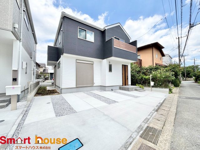 相模原市南区上鶴間本町　新築2棟の前面道路含む現地写真|お住まいの前面道路が広いと駐車が楽になり、陽当たりも遮られないので明るく居心地の良いお家になります♪
