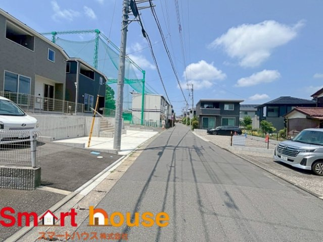 相模原市中央区淵野辺本町　新築3棟の前面道路含む現地写真|お住まいの前面道路が広いと駐車が楽になり、陽当たりも遮られないので明るく居心地の良いお家になります♪
