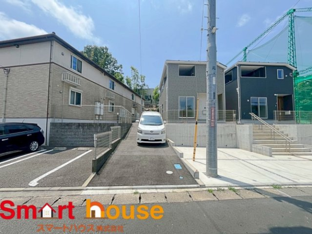 相模原市中央区淵野辺本町　新築3棟の駐車場|洗車も出来る余裕のあるスペースには、もちろん自転車の駐輪も可能！
夏にはビニールプールを広げて、お子様と楽しむのもいいかも！