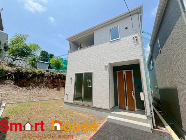 相模原市中央区淵野辺本町　新築3棟の外観|外壁が周囲の街並みと青空に生えるお洒落な仕上がり！周囲には高い建物のないエリア。青い空が大きく感じますね。