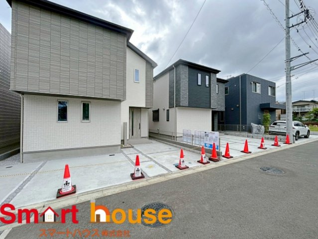 相模原市南区相模台　新築２棟の前面道路含む現地写真|オシャレな外観は、人の目を引くだけではなく自慢したくなりますね！植木を置いたりアレンジは、自由です。自分の好みに仕上げましょう♪