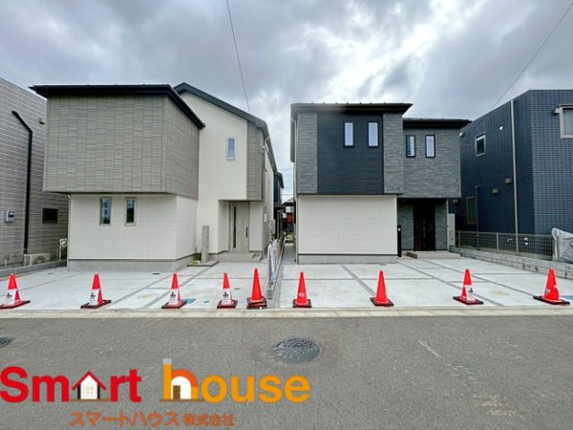 相模原市南区相模台　新築２棟の外観|外壁が周囲の街並みと青空に生えるお洒落な仕上がり！周囲には高い建物のないエリア。青い空が大きく感じますね。