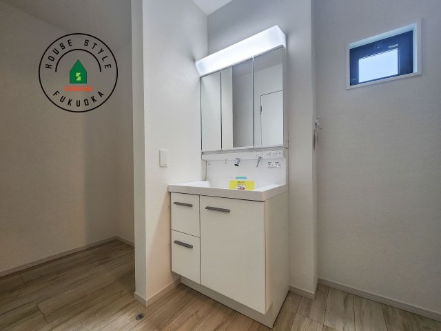 糟屋郡篠栗町和田2丁目第2-2棟（2号棟）　の独立洗面台|毎日使うものだから清潔な空間を保ちたい水回り。洗面にはそんな願いを解消させてくれる収納アイデアが満載です。三面鏡の裏側にはキャビネットが現れ小物から背の高い物まで収納できます。