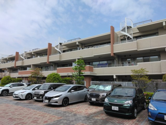 パークホームズ横浜能見台フィールズコートの駐車場|車をお持ちの方に嬉しい駐車場付きの物件です