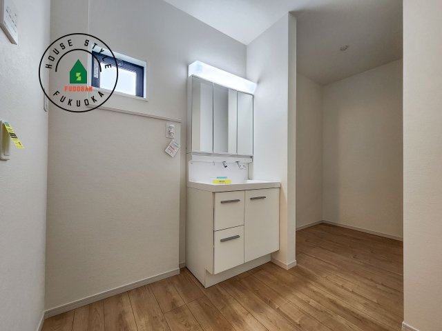 糟屋郡須恵町上須恵第7-2棟（1号棟）　の脱衣所|ゆとりの洗面スペースで朝の身支度もスムーズに。暮らしを快適に変えるシャワー付洗面台です！