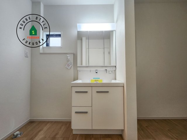 糟屋郡須恵町上須恵第7-2棟（1号棟）　の独立洗面台|毎日使うものだから清潔な空間を保ちたい水回り。洗面にはそんな願いを解消させてくれる収納アイデアが満載です。三面鏡の裏側にはキャビネットが現れ小物から背の高い物まで収納できます。