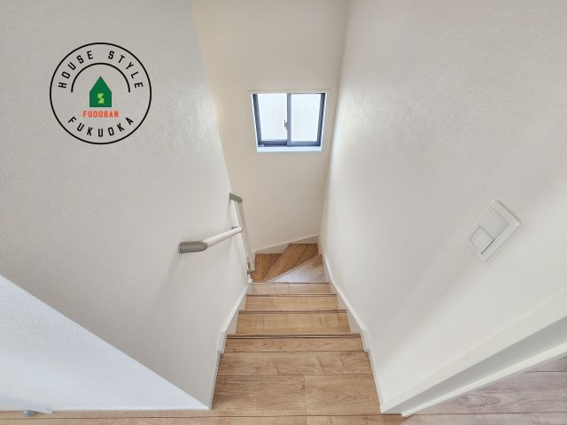 糟屋郡須恵町上須恵第7-2棟（1号棟）　の内装|＜手すり付階段＞手すりがないと階段の昇り降りで危険なことはもちろん、壁に手をつきながら歩くことで壁紙が汚れやすくなります。すべての方に快適に昇り降りしていただくため、手すりを設置しました。