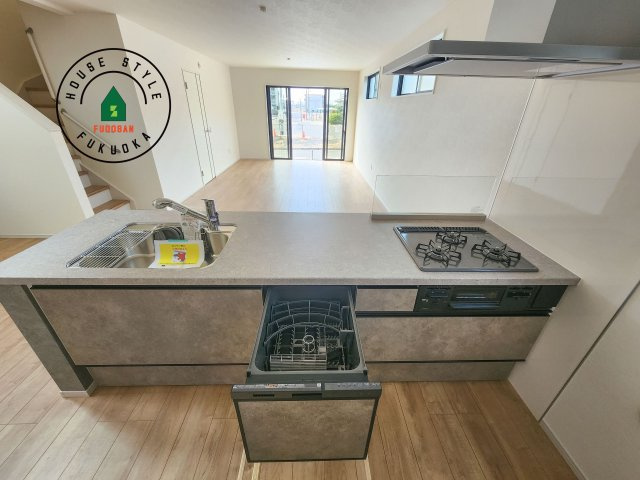 糟屋郡須恵町上須恵第7-2棟（1号棟）　のキッチン|ご家族を近くに感じられる対面キッチンのLDK。会話もはずみそうですね。