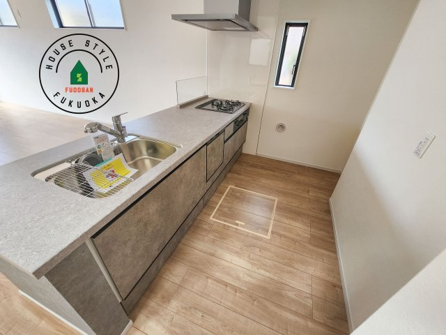 糟屋郡須恵町上須恵第7-2棟（1号棟）　のキッチン|ダイニングテーブルへの配膳がラクラク、お料理はかどるカウンター付きシステムキッチン！