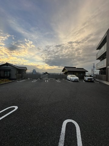 エクセレンス東山の駐車場