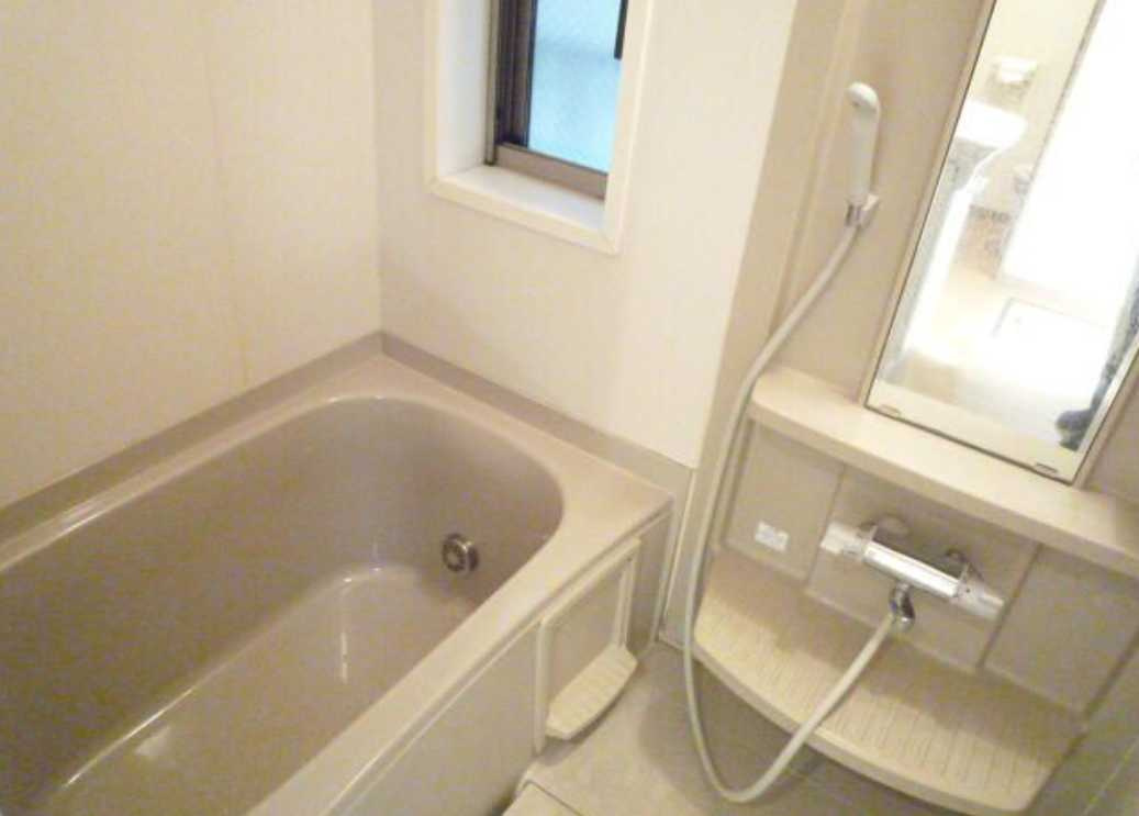 新町２丁目戸建　ロフト　追い焚き　トイレ２か所の浴室