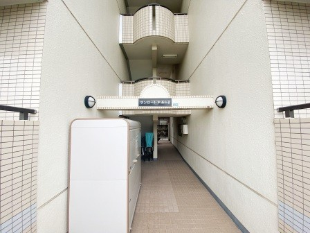 さいたま市桜区西堀３丁目の賃貸マンションのロビー|ゆとりのあるロビーです