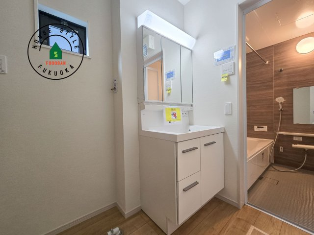 福岡市東区香住ヶ丘5丁目第1-1棟（1号棟）　の独立洗面台|毎日使うものだから清潔な空間を保ちたい水回り。洗面にはそんな願いを解消させてくれる収納アイデアが満載です。三面鏡の裏側にはキャビネットが現れ小物から背の高い物まで収納できます。