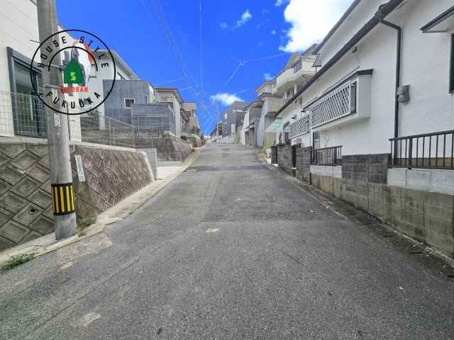 福岡市東区香住ヶ丘5丁目第1-1棟（1号棟）　の前面道路含む現地写真|前面道路です。