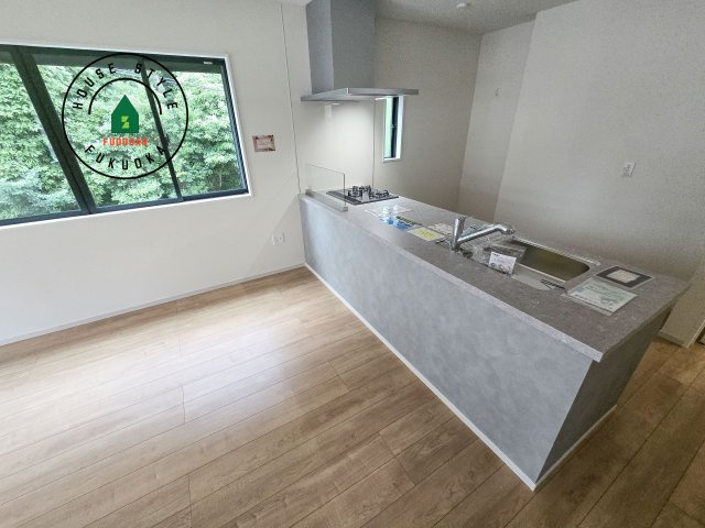 福岡市東区香住ヶ丘5丁目第1-1棟（1号棟）　のダイニング|キッチンから立ち込める香りが今日の料理を期待させます。