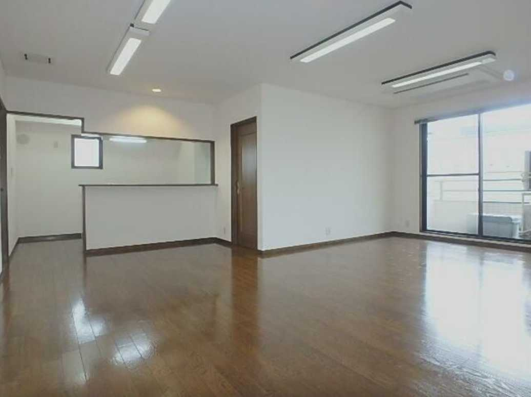 ヴィラ花見堂　最上階　角部屋　ファミリー向けの居間・リビング