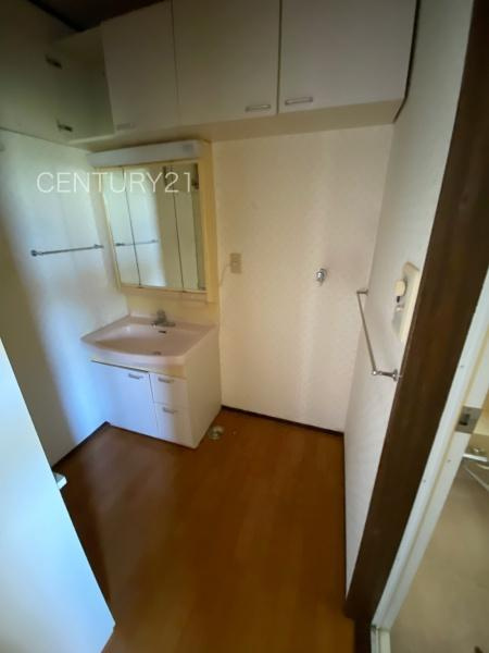 前橋市江田町平家中古一戸建ての独立洗面台|三面鏡付きの洗面台には鏡の裏に収納があり、すっきり片付けられます。