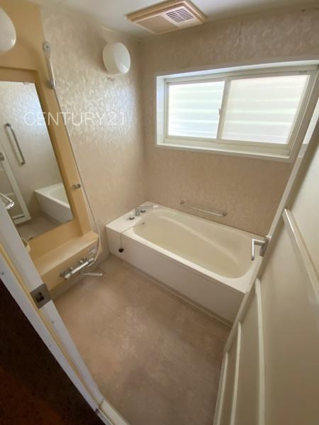 前橋市江田町平家中古一戸建ての浴室|ゆったりと寛げる大型バスタブ。
足を伸ばしたまま入浴可能です。