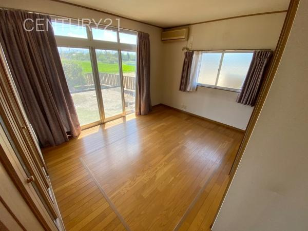 前橋市江田町平家中古一戸建ての洋室|２面採光の明るい洋室です。