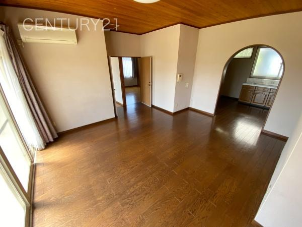 前橋市江田町平家中古一戸建ての居間・リビング|大きいソファーがおける広々リビング