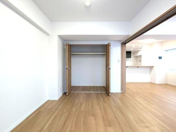 リステージ本郷台プリズムガーデンの洋室|収納もあり窓からは明るい光が入ります！