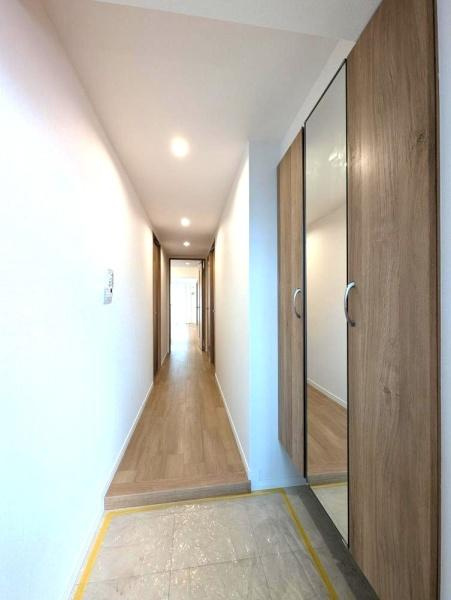 リステージ本郷台プリズムガーデンの玄関|収納豊富な玄関です。
この明るい玄関が気持ちよく家族を迎え入れます♪