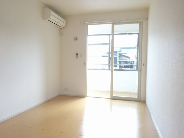 ラ・セゾン・クレールの居間・リビング|こちらのリビングで趣味の時間をお楽しみください