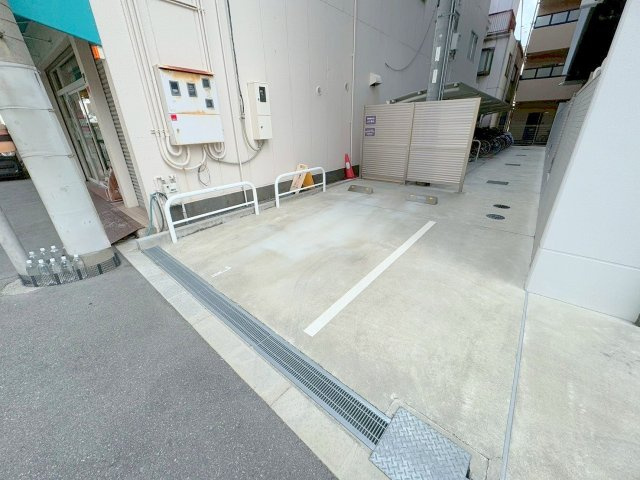 エムズセントラル上新庄の駐車場