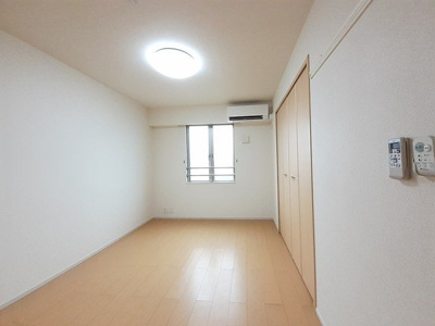 【内装】 | シェフィールド | 明るい色調の室内です