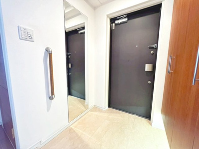 【玄関】 | ディークラウディア津久野駅前アクアガーデン | シューズボックス付！散らかりがちな玄関も片付きますね♪姿見があるので、お出かけ前の身だしなみチェックも出来ますね♪