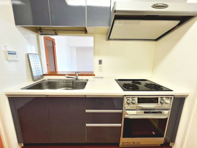 【キッチン】 | ディークラウディア津久野駅前アクアガーデン | 家族を身近に感じる対面式キッチンです！３口コンロの使いやすいシステムキッチンですよ♪