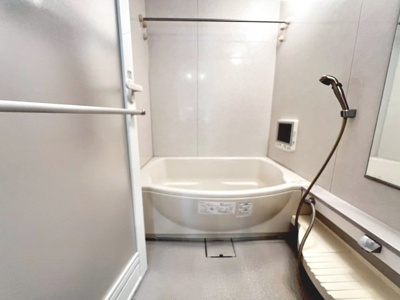 【浴室】 | ディークラウディア津久野駅前アクアガーデン | ゆったりとくつろげる浴室ですよ！シャワーだけの方も多いですが、一日の疲れを癒すため湯船に浸かれば心身ともにリラックスできますね♪