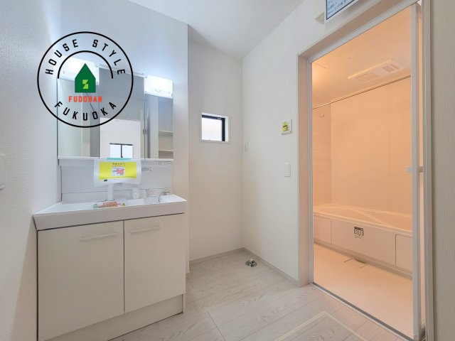 糟屋郡須恵町大字旅石第5-２棟（1号棟）　の脱衣所|ゆとりの洗面スペースで朝の身支度もスムーズに。暮らしを快適に変えるシャワー付洗面台です！