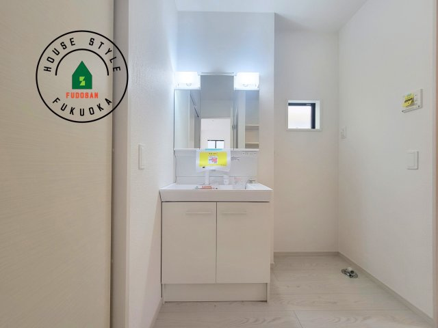 糟屋郡須恵町大字旅石第5-２棟（1号棟）　の独立洗面台|毎日使うものだから清潔な空間を保ちたい水回り。洗面にはそんな願いを解消させてくれる収納アイデアが満載です。三面鏡の裏側にはキャビネットが現れ小物から背の高い物まで収納できます。