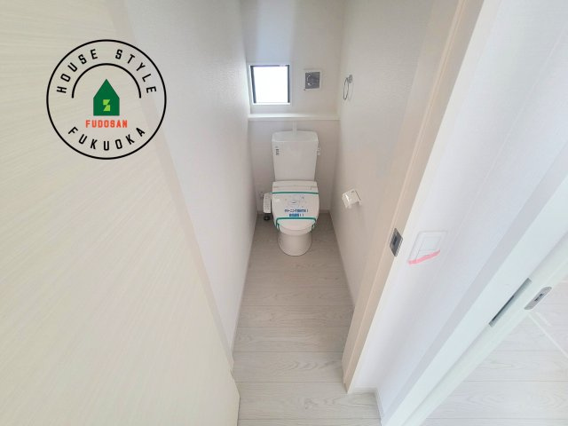 糟屋郡須恵町大字旅石第5-２棟（1号棟）　のトイレ|温水洗浄便座を完備しております。2ヶ所にトイレがあるのは朝の慌ただしい時間も安心です。