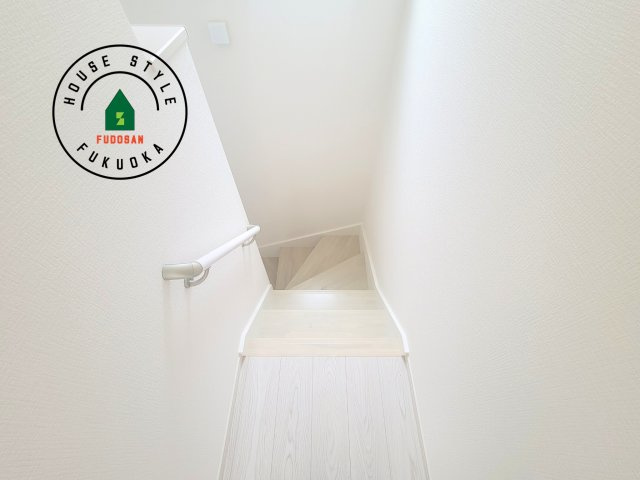 糟屋郡須恵町大字旅石第5-２棟（1号棟）　の内装|＜手すり付階段＞手すりがないと階段の昇り降りで危険なことはもちろん、壁に手をつきながら歩くことで壁紙が汚れやすくなります。すべての方に快適に昇り降りしていただくため、手すりを設置しました。