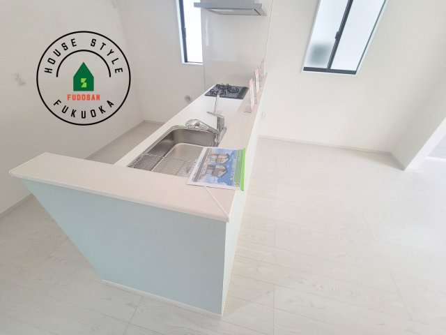 糟屋郡須恵町大字旅石第5-２棟（1号棟）　のダイニング|キッチンから立ち込める香りが今日の料理を期待させます。