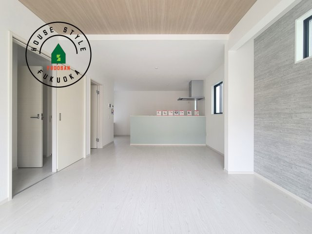 糟屋郡須恵町大字旅石第5-２棟（1号棟）　の居間・リビング|キッチンからリビングをしっかり確認できます。家族の笑顔があふれる空間になりそうですね。