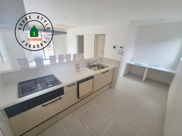 糟屋郡須恵町大字旅石第5-２棟（1号棟）　のキッチン|ダイニングテーブルへの配膳がラクラク、お料理はかどるカウンター付きシステムキッチン！