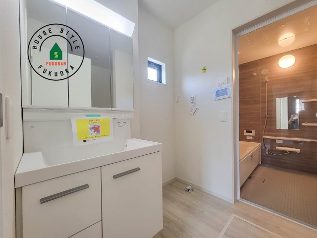 福岡市南区老司5丁目第5-1棟（1号棟）　の脱衣所|ゆとりの洗面スペースで朝の身支度もスムーズに。暮らしを快適に変えるシャワー付洗面台です！